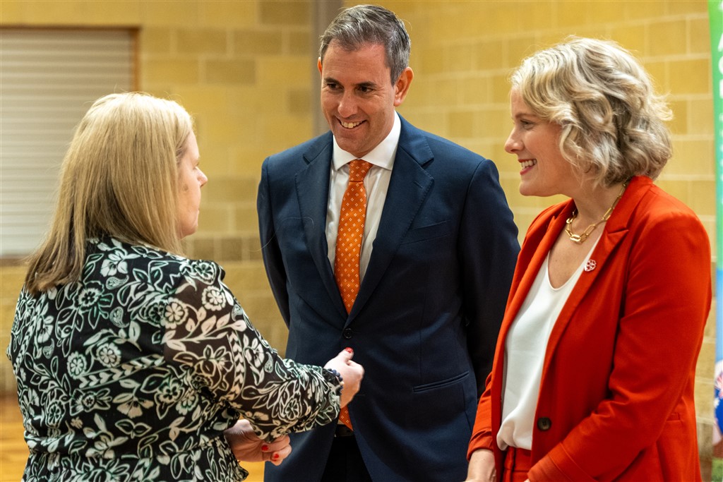 Oz Kiwi representative Natasha speaking to Jim Chalmers and Clare O'Neil at a citizenship ceremony in Logan, Brisbane. Photo: Home Affairs.